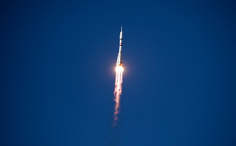 Россия стала первой. К МКС пристыковался корабль «Союз МС-19» с экипажем, который будет снимать первый в истории художественный фильм в космосе - 1 Россия стала первой. К МКС пристыковался корабль «Союз МС-19» с экипажем, который будет снимать первый в истории художественный фильм в космосе