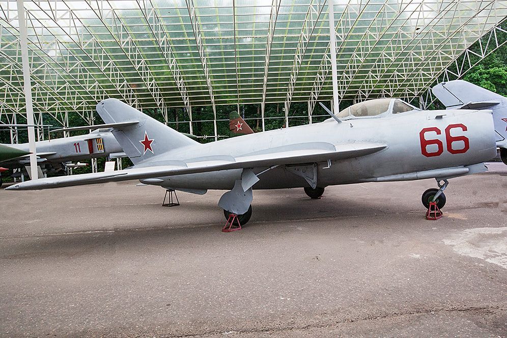 Самолет-истребитель МиГ-17.//