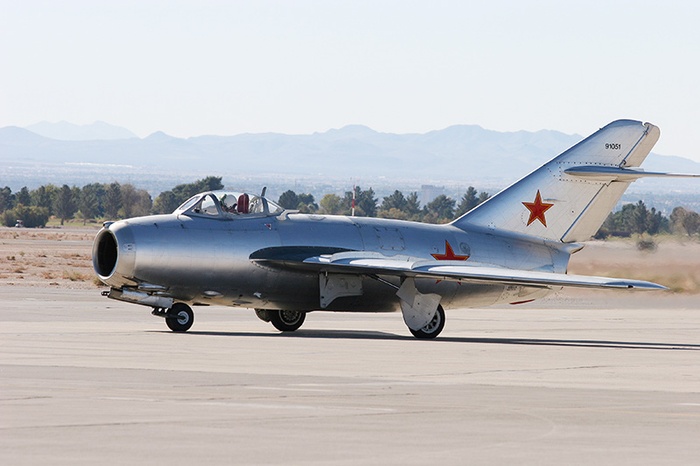 Самолет-истребитель МиГ-15