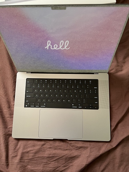 Новейшие MacBook Pro с «чёлкой» прибыли к первым покупателям
