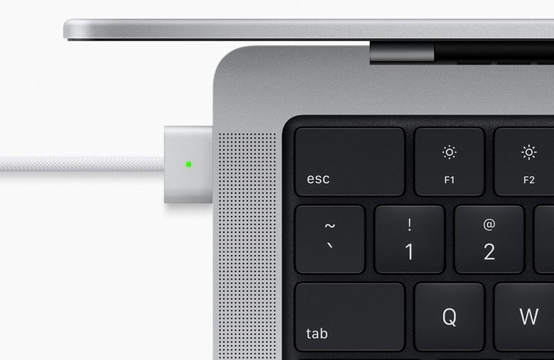Новейшие MacBook Pro с &laquo;чёлкой&raquo; наконец можно заказать в России &mdash; суперпроизводительная SoC, долгожданный магнитный MagSafe и никакого Touch Bar