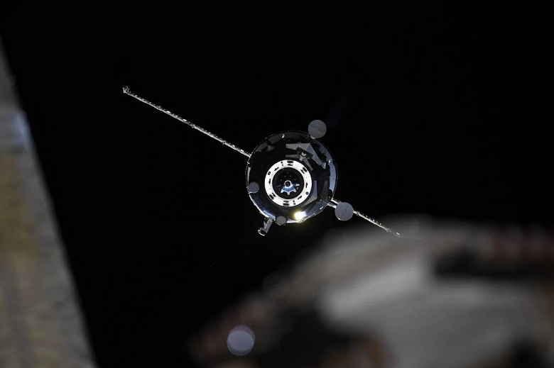 «Прогресс МС-18» с новогодним угощением и посылкой «ЛитРес» успешно пристыковался: завораживающие фото с МКС, космонавты ждут подарки
