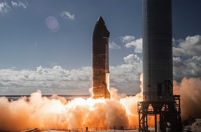 Космический корабль SpaceX Starship впервые успешно испытал все шесть двигателей, однако орбитальный запуск отложили на следующий год