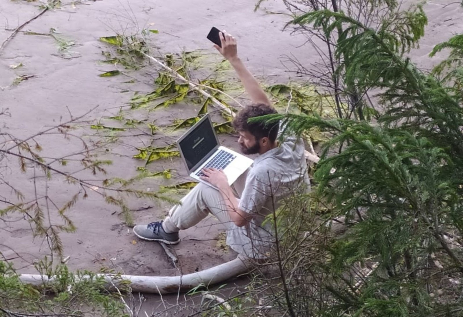 Рабочий момент — Алексей Малов выполняет срочный перевод, заставший его на отдыхе. Фото: Vert Dider Рабочий момент — Алексей Малов выполняет срочный перевод, заставший его на отдыхе. Фото: Vert Dider
