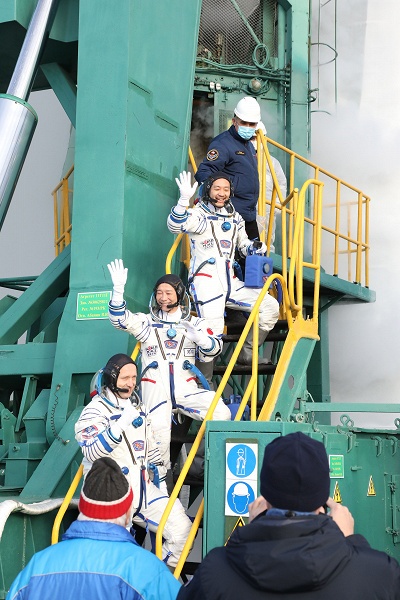 После перерыва в 12 лет Роскосмос запустил ракету «Союз» с туристическим экипажем на борту