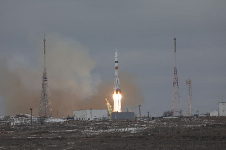После перерыва в 12 лет Роскосмос запустил ракету «Союз» с туристическим экипажем на борту