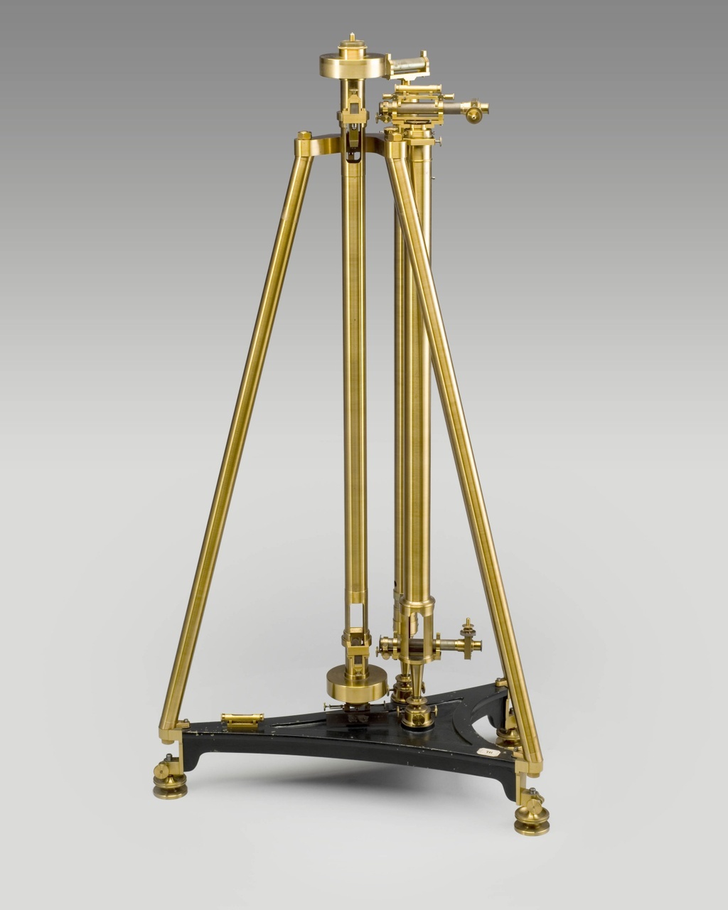 Маятниковый гравиметр (маятник Катера),  конструкция начала XIX века. Потомок маятниковых экспериментов Рише.