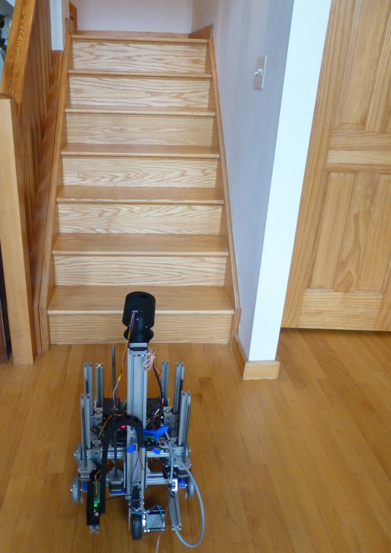 Рис. 6. Робот AUR2 после выполнения главного задания: уверенного подъема на лестницу и благополучного спуска с нее. Батарей нет, питание через силовой провод