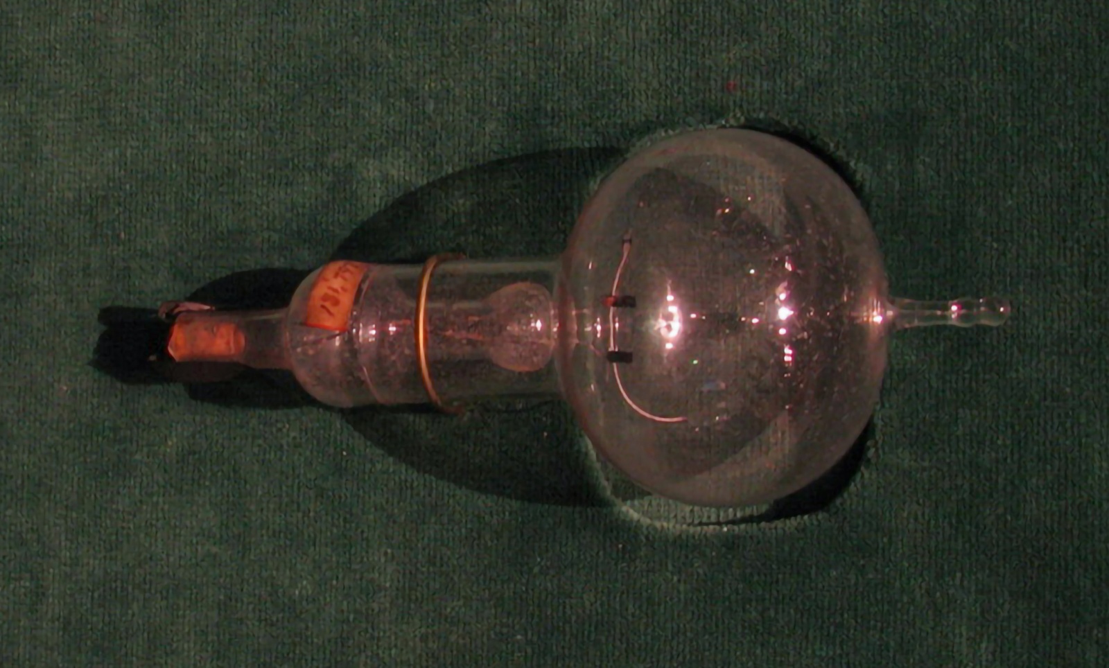 Первая серийная лампа Эдисона — еще с угольной нитью и временем работы в несколько десятков часов. Источник: Terren / Wikimedia Commons