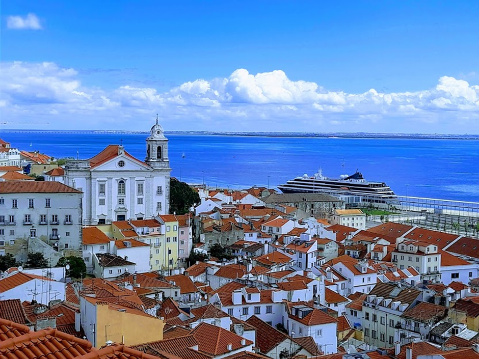 Алфама, самая старая часть Лиссабона, уцелевшая во время большого Лиссабонского землетрясения в 18 веке. Живописно и хаотично