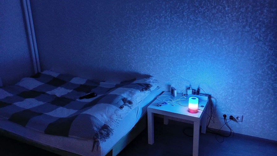 В темной комнате создается мягкое рассеянное освещение, идеальный вариант для ночника В темной комнате создается мягкое рассеянное освещение, идеальный вариант для ночника