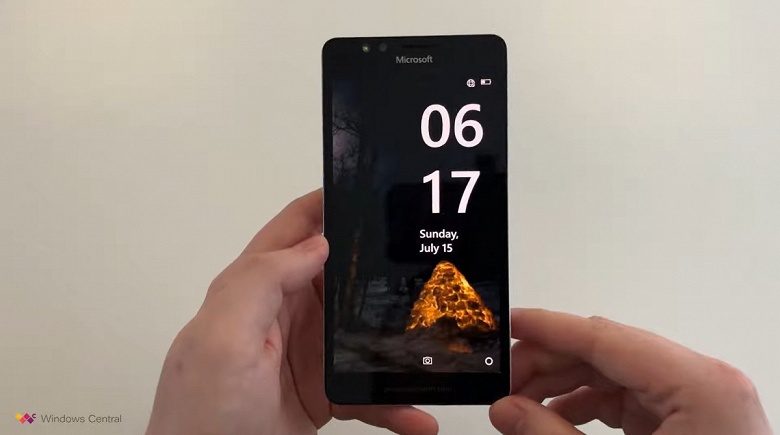 Появилось видео с отменённой Andromeda OS — операционной системой Microsoft для смартфонов с двумя экранами
