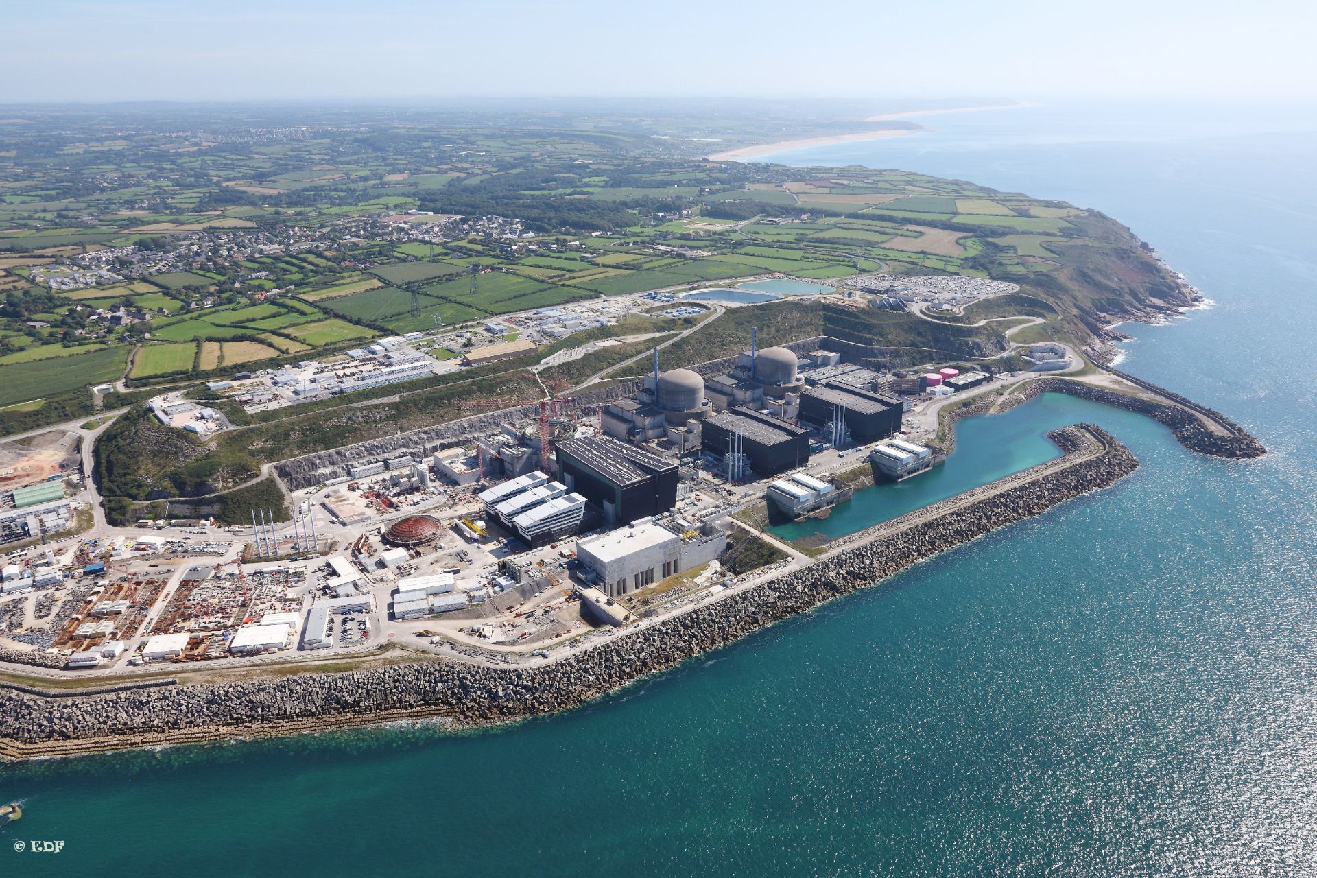 АЭС Фламанвилль. На переднем плане 3-й блок с EPR-1600 АЭС Фламанвилль. На переднем плане 3-й блок с EPR-1600