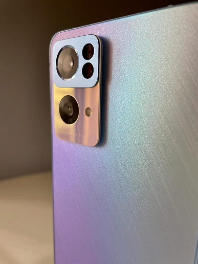 Нетипичная для смартфона подсветка и &laquo;левитирующая&raquo; камера. Появились первые живые фото смартфона Oppo Reno7 Pro