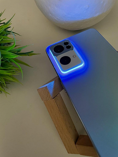 Нетипичная для смартфона подсветка и &laquo;левитирующая&raquo; камера. Появились первые живые фото смартфона Oppo Reno7 Pro