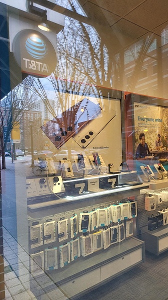 Samsung перестала скрывать Galaxy S22 Ultra. Сама компания и её партнёры делятся официальными постерами за несколько дней до анонса - 1 Samsung перестала скрывать Galaxy S22 Ultra. Сама компания и её партнёры делятся официальными постерами за несколько дней до анонса