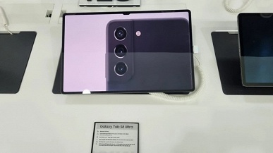 Samsung Galaxy S22 Ultra впервые позирует рядом с Galaxy Tab S8 Ultra. Вырез в экране планшета хорошо заметен
