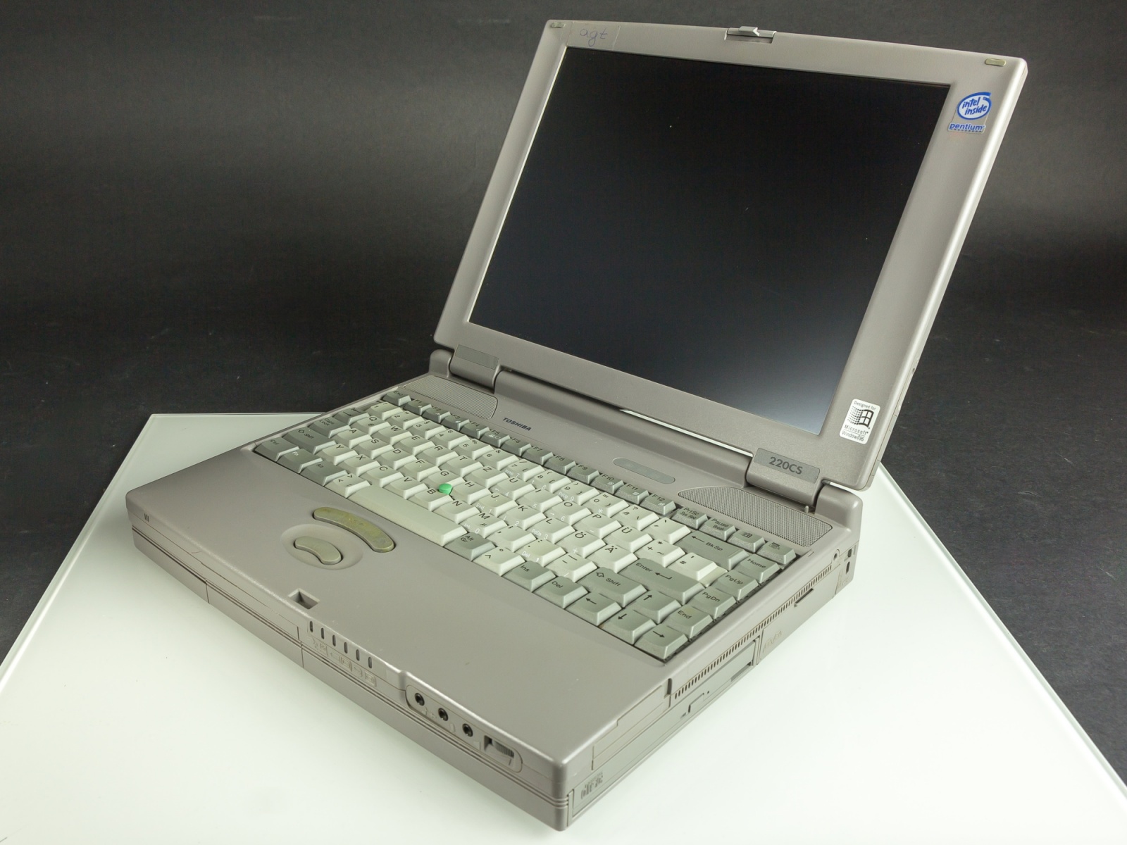 Умели же делать: обзор и разборка наполовину модульного ноутбука Toshiba 220CS, которому исполнилось 23 года - 1