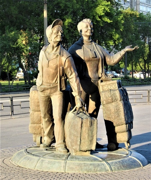 Памятник челночникам в Екатеринбурге. Википедия.