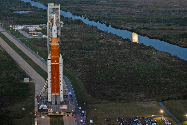 Эта ракета вернёт американцев на Луну. SLS впервые установили на стартовую площадку