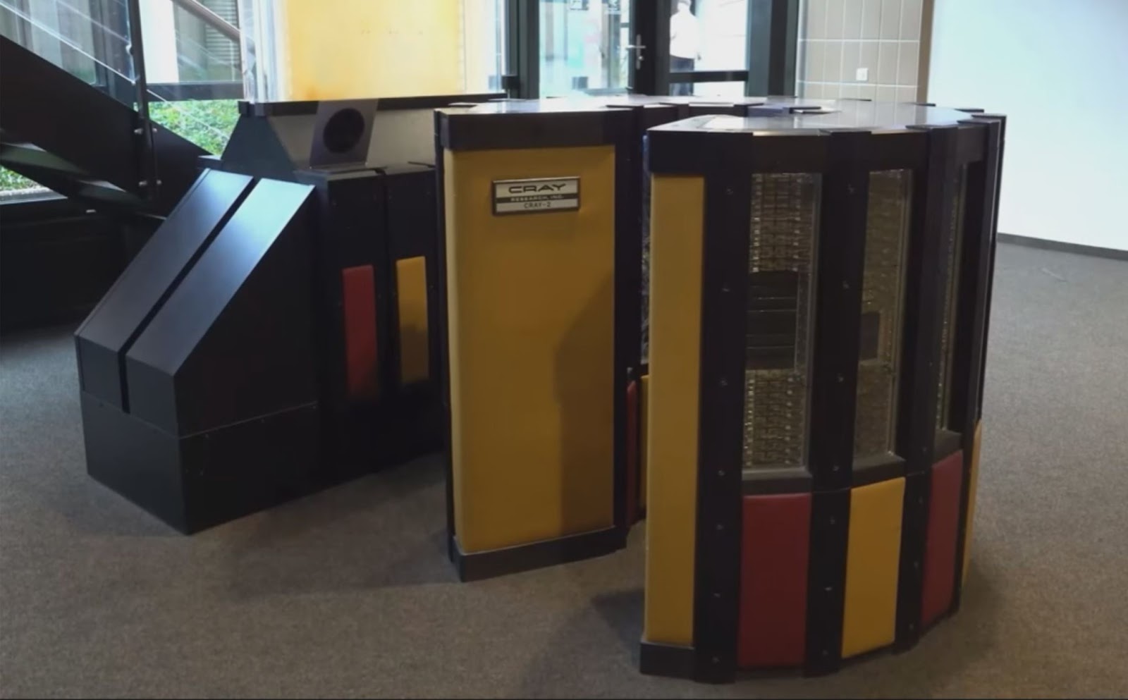 Компьютер Cray-2 из музея в Швейцарии. Фото: скриншот телемоста из трансляции музея Яндекса