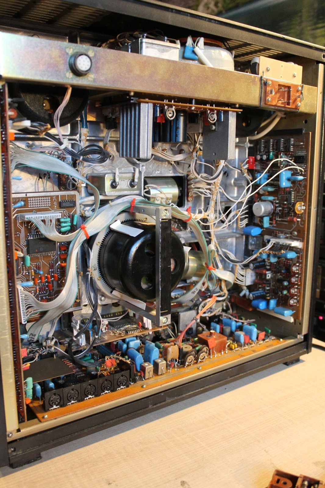 Как слушать музыку неправильно, но красиво - 6