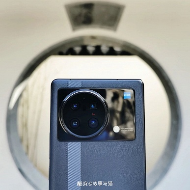 Первый гибкий камерофон? Vivo X Fold со всех сторон на живых фото