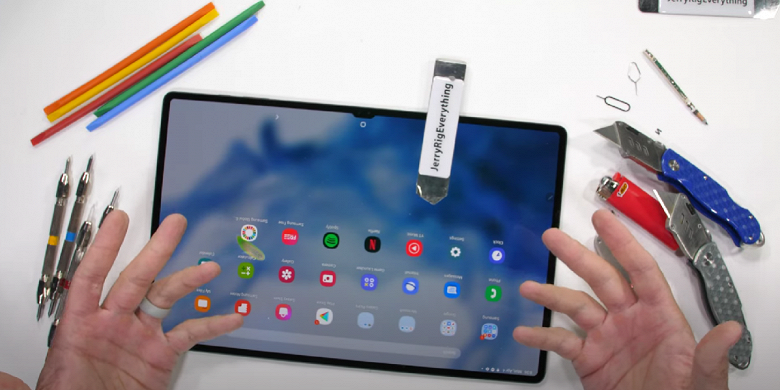 У Samsung получилось то, что не вышло у Apple. Исполинский планшет Samsung Galaxy Tab S8 Ultra выдержал тест на изгиб, в отличие от iPad Pro