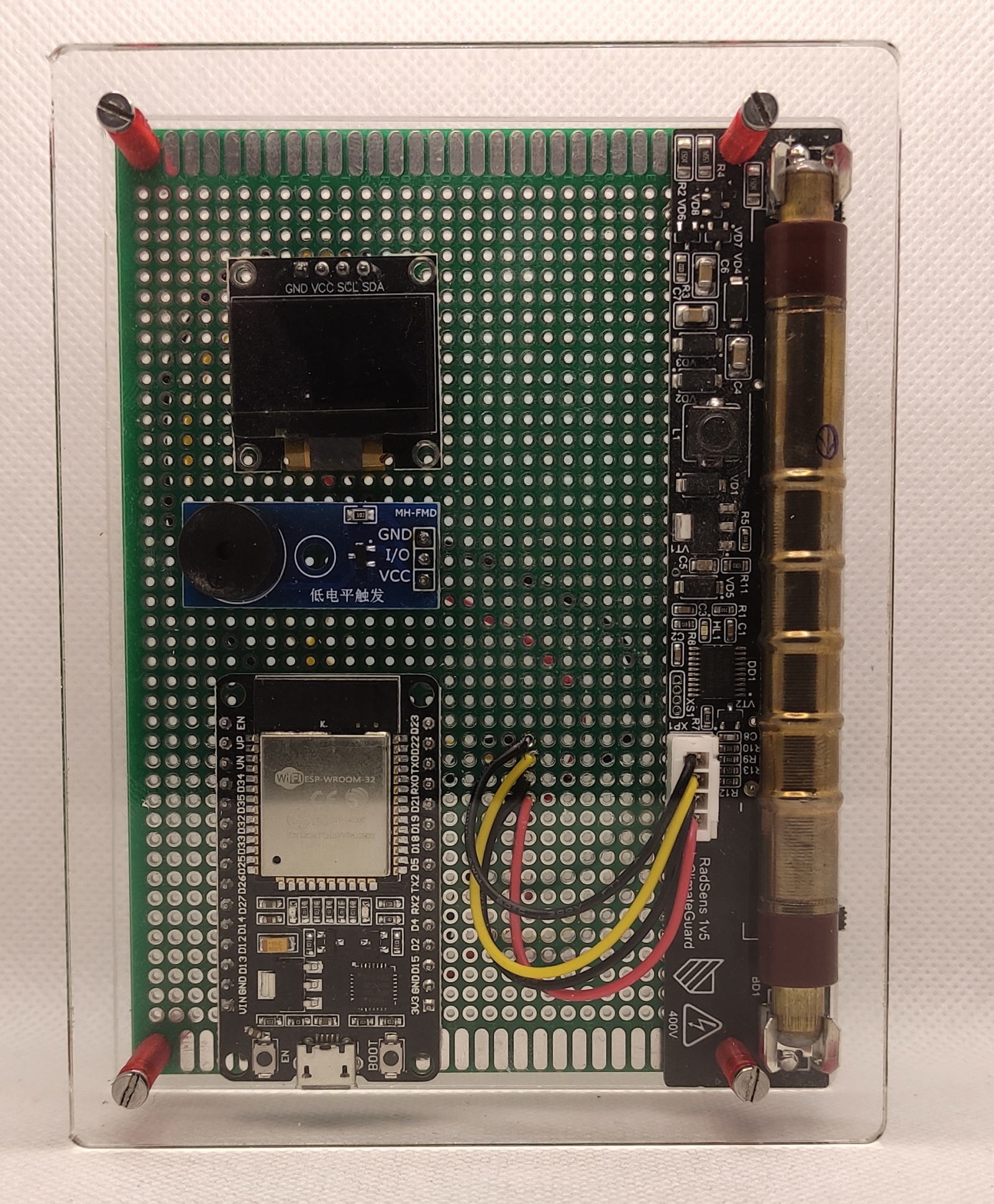 Пустая макетка как-бы намекает. Что и экран можно поставить поширше, и фичей побольше.