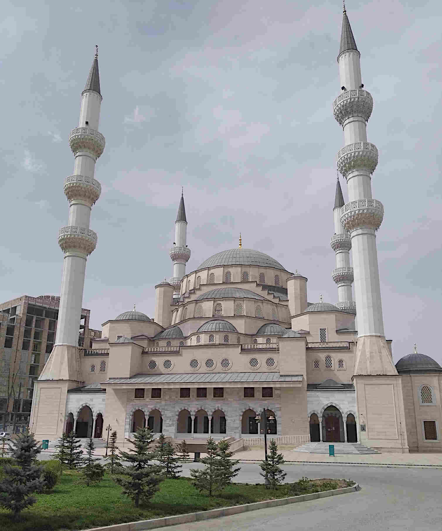 Мечеть, подаренная Турцией Бишкеку. Открыта в 2018. Одно из самых красивых зданий в городе.
