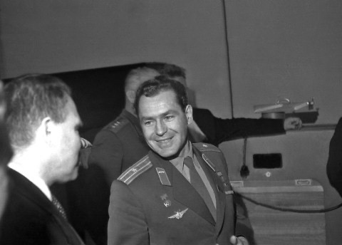 Фотография из (почти) того времени: Космонавт Герман Титов в гостях у сибирских учёных