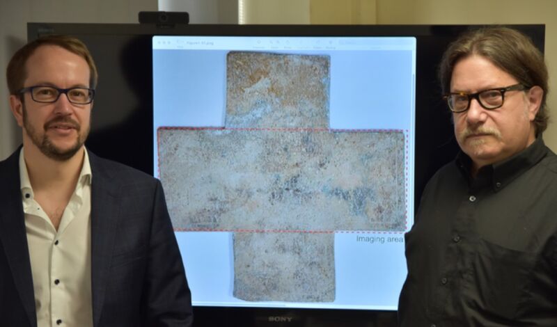 Увеличить / Georgia Tech Александр Локет (слева) и Дэвид Цитрин (справа) с изображением погребального креста 16-го века, используемого в их исследовании.Georgia Tech-Lorraine