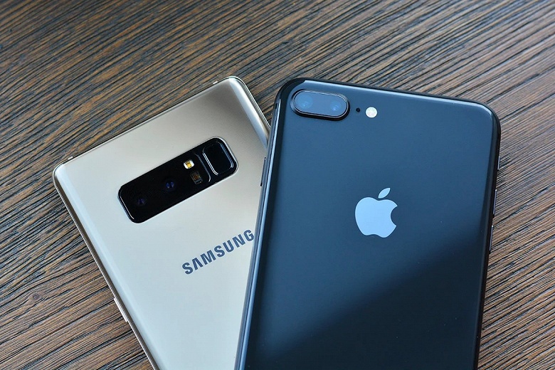 Apple потеряла, а Samsung и Motorola «подобрали». Появилась статистика рынка смартфонов в США