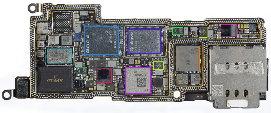 Плата Apple iPhone 13 Pro, синим выделен трансивер Qualcomm SDR865, голубым - baseband-процессор Qualcomm X60M (источник фото - TechInsights)