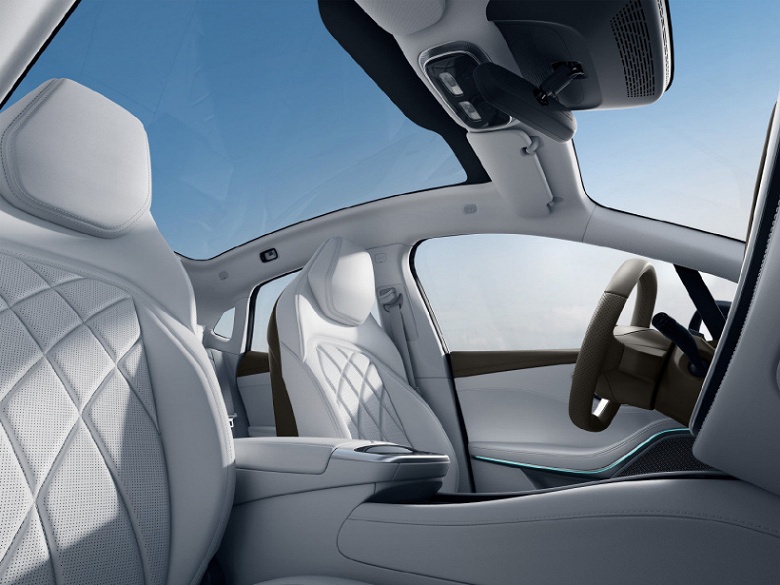 У китайцев появился свой &laquo;гиперскрин&raquo; для автомобилей. SAIC показала 43-дюймовый экран своего электрического флагмана Feifan R7