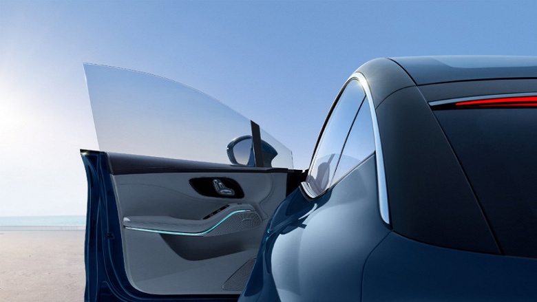 У китайцев появился свой &laquo;гиперскрин&raquo; для автомобилей. SAIC показала 43-дюймовый экран своего электрического флагмана Feifan R7