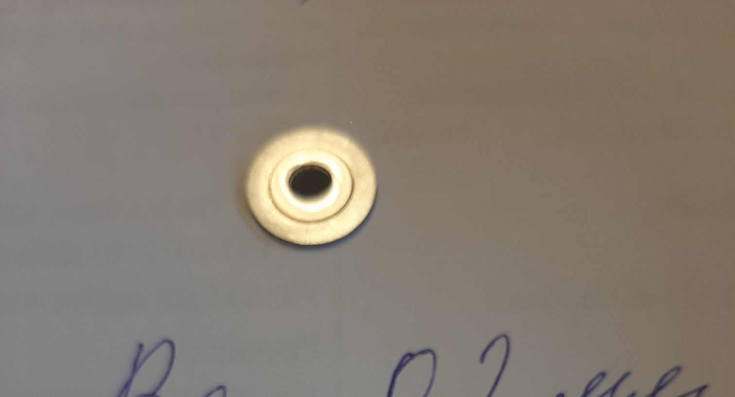 Экземпляр одного из первых бериллиевых окон в оправе нашего изготовления. Экземпляр одного из первых бериллиевых окон в оправе нашего изготовления.