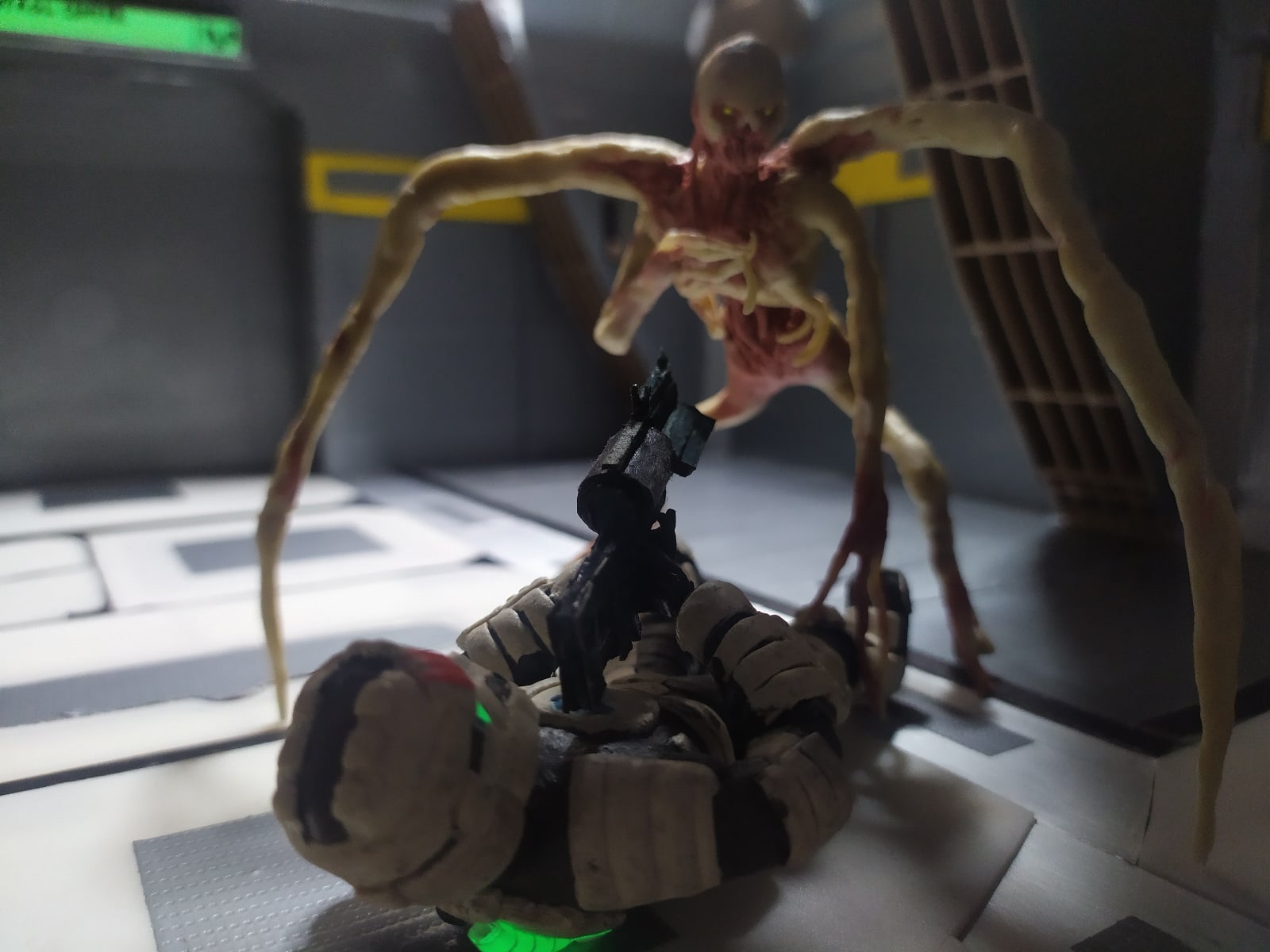 Некроморф нападает Некроморф нападает