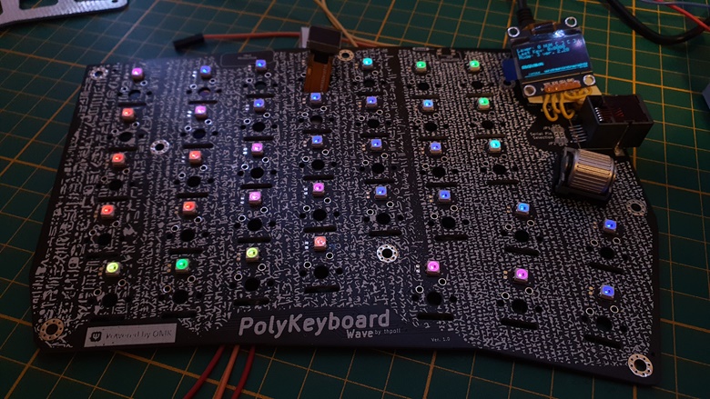 Poly Keyboard: механическая сплит-клавиатура с дисплеями в каждой кнопке - 13