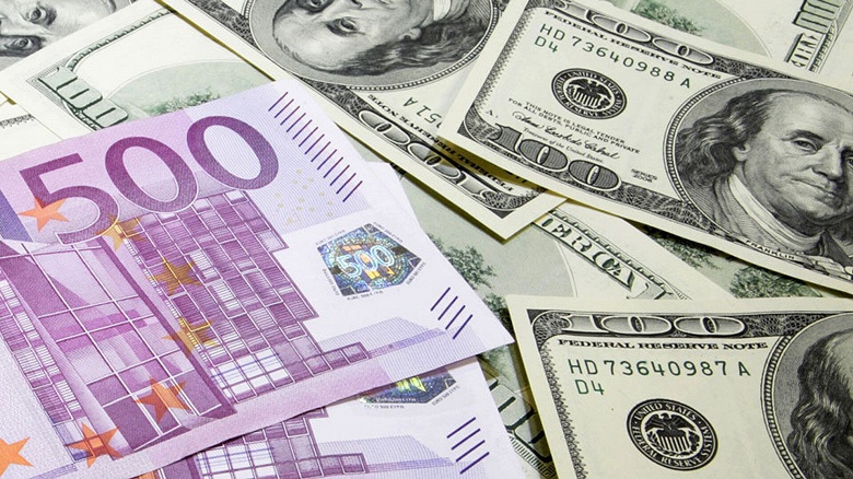 Чтобы избавиться от долларов и евро. Правительство России поддержало законопроект, разрешающий отрицательные ставки на валютные вклады юрлиц