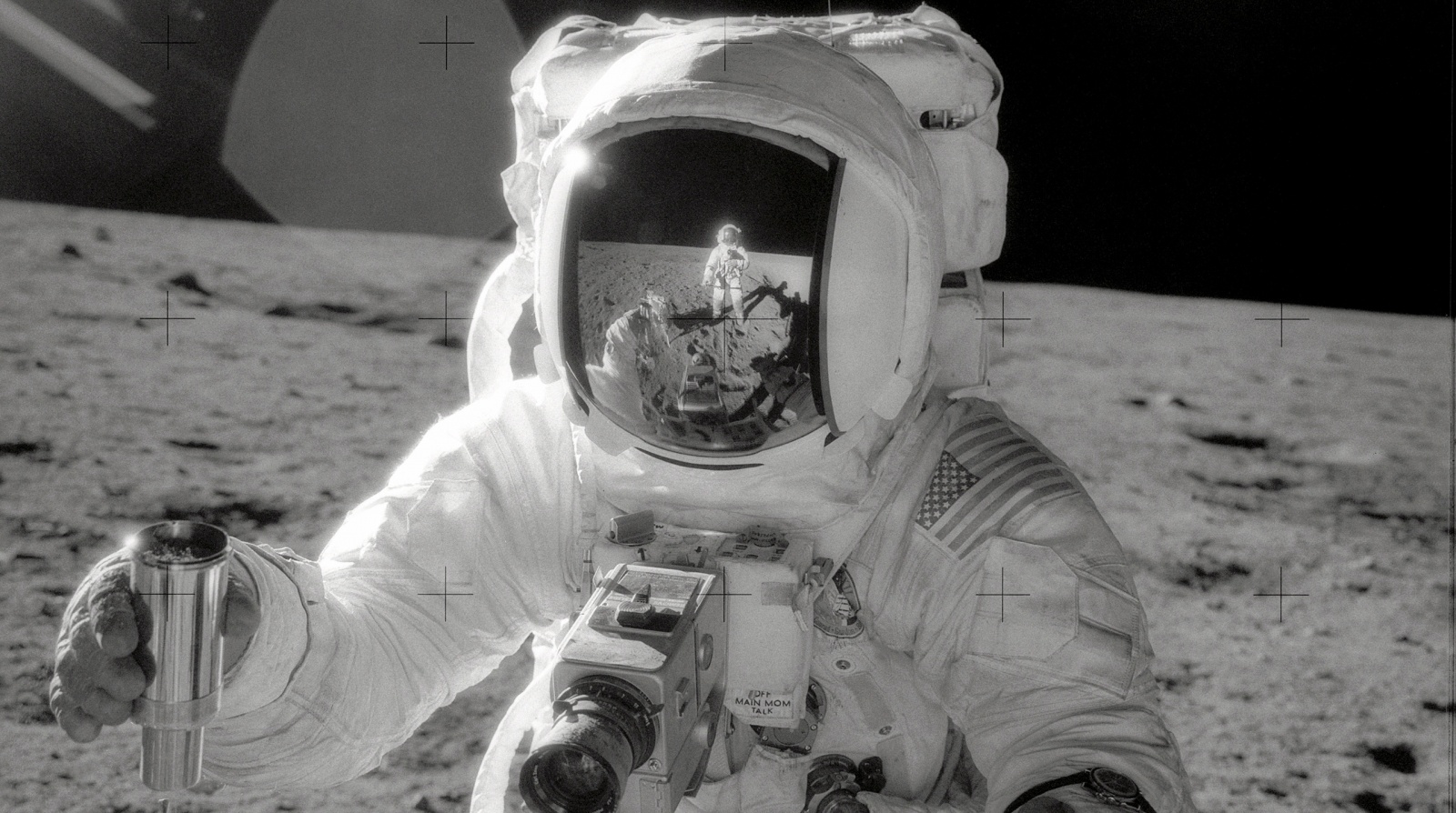 Алан Бин, пилот лунного модуля Аполлона-12, держит контейнер, заполненный лунной почвой. Фото сделал Чарльз Конрад-младший, командир экипажа