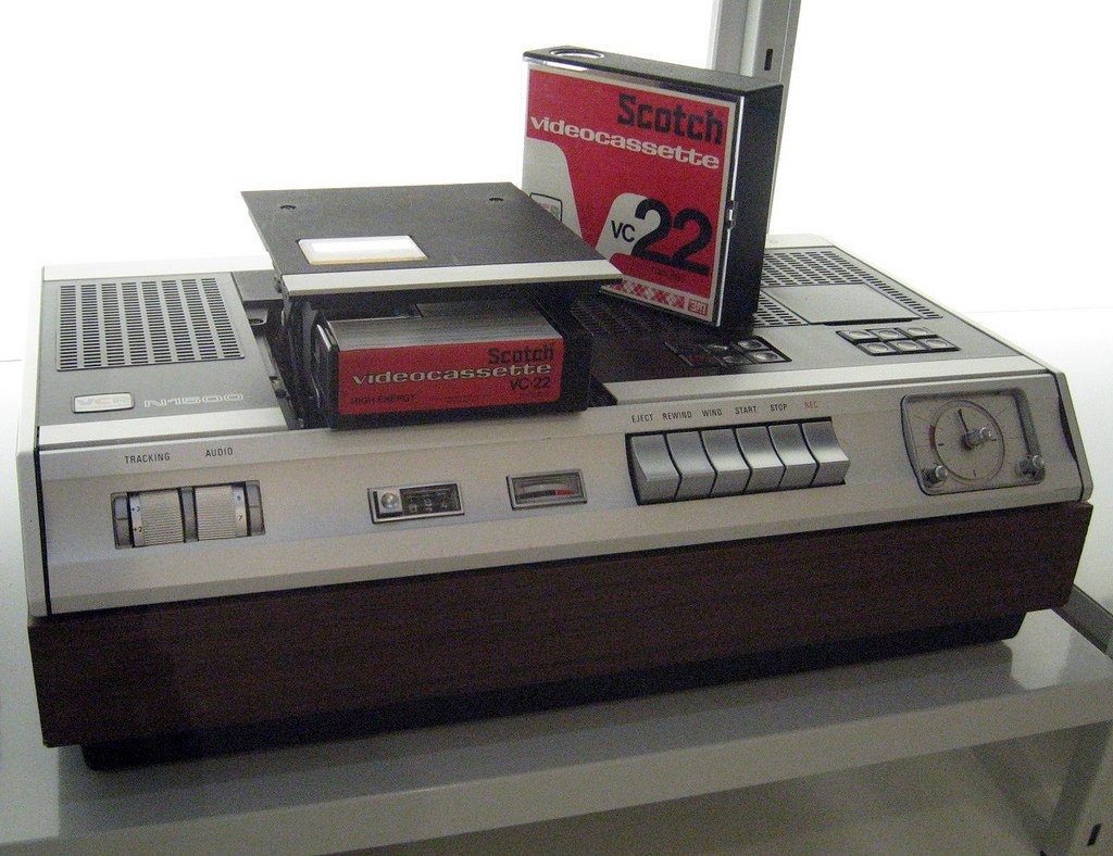 1972 г. компания Philips выпустила видеомагнитофон N1500