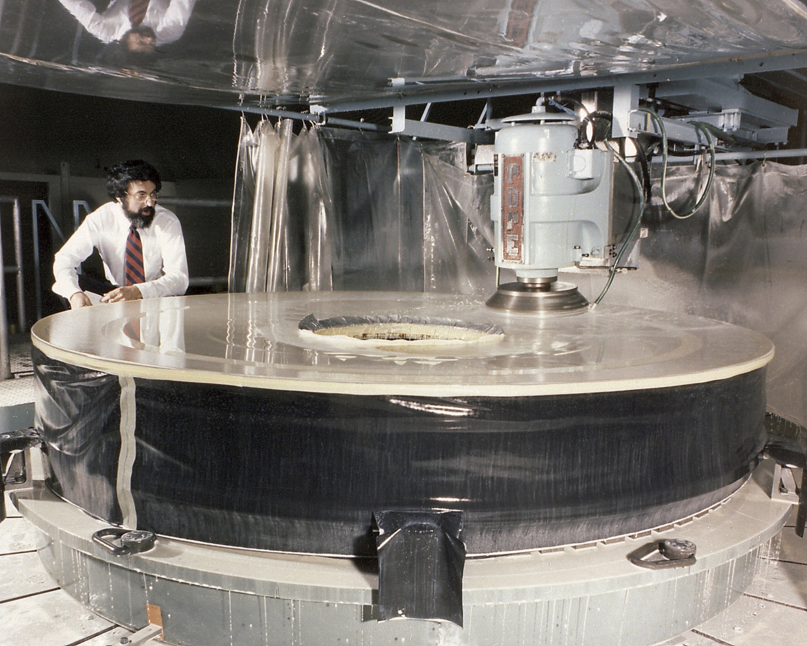 Главное зеркало космического телескопа Хаббл пользуется на заводе Перкин-Элмер в 1979 году