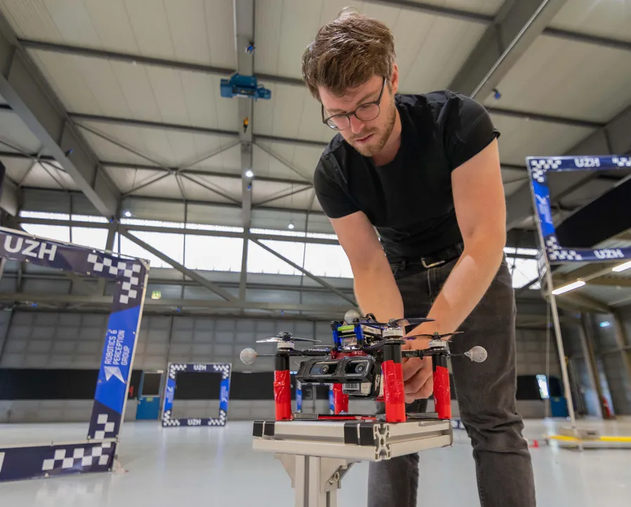 Гоночные дроны с ИИ обгоняют чемпионов на скорости 80 км-ч - 1