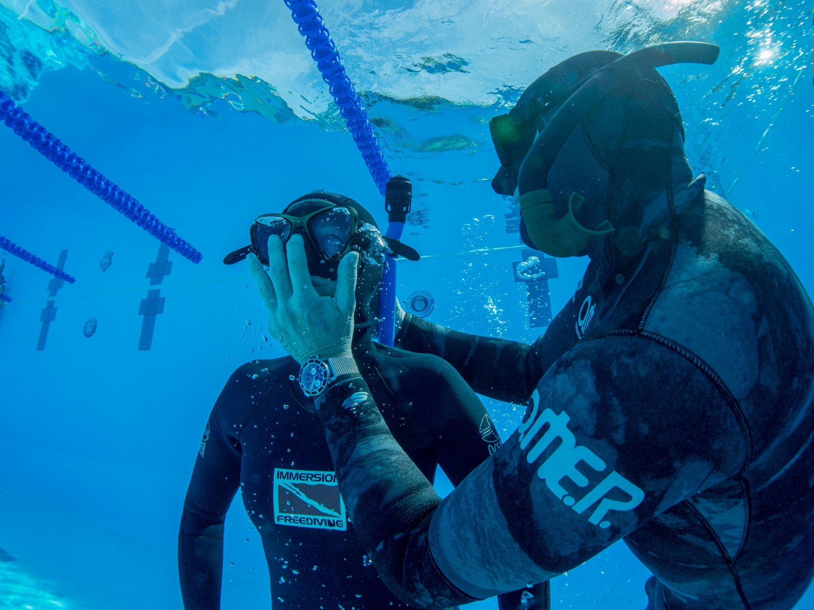 Зачем фридайверы закрывают друг другу рот рукой - 3