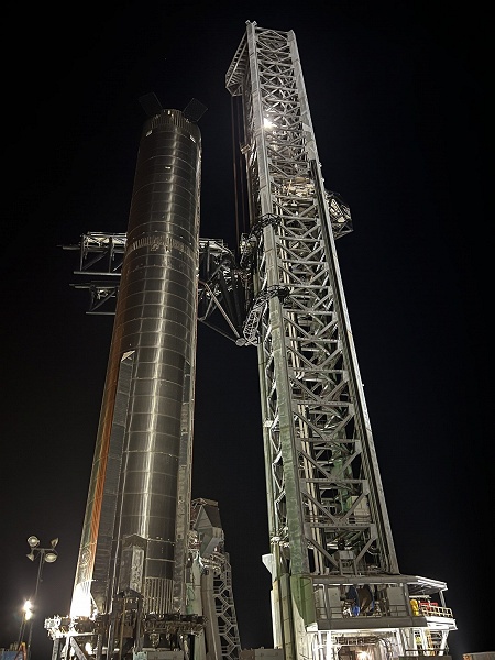 «Люблю запах гидравлической жидкости по утрам» — Илон Маск показал гигантскую ракету на стартовой площадке