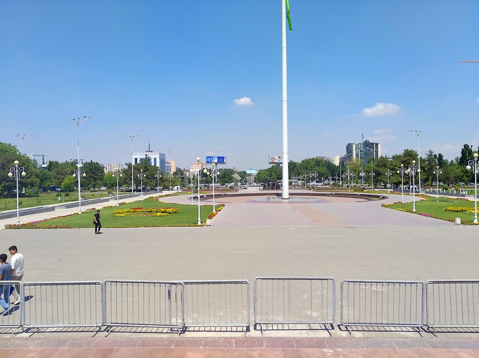 Очень полезный забор. +10 к безопасности, +15 к удобству, +17 к эстетике Очень полезный забор. +10 к безопасности, +15 к удобству, +17 к эстетике