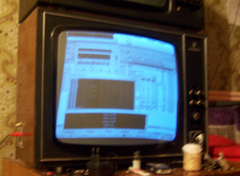 Рис. 10. Компьютер, подключенный к ламповому ч/б ТВ. Рис. 10. Компьютер, подключенный к ламповому ч/б ТВ.