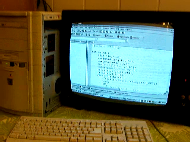 Рис. 12. Компьютер, подключенный к м.-тр. ч/б ТВ с новым кинескопом. Рис. 12. Компьютер, подключенный к м.-тр. ч/б ТВ с новым кинескопом.