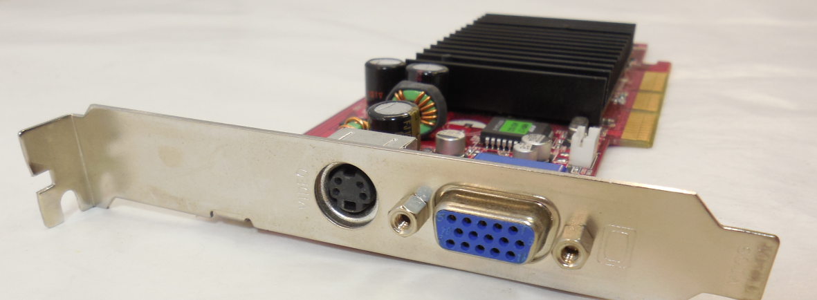 Рис. 2. Разъёмы на видеокарте. Рис. 2. Разъёмы на видеокарте.